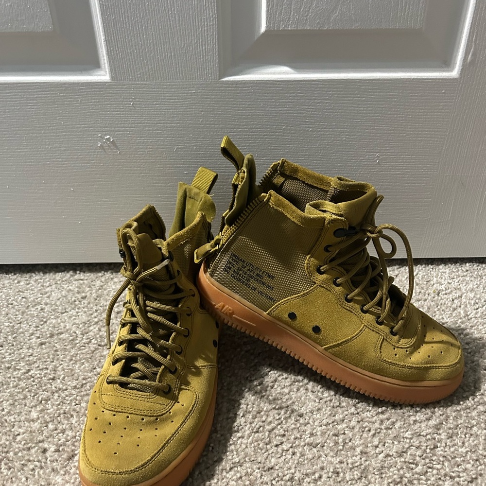 Nike Kids High-Top Sneakers in Mustard/Olive